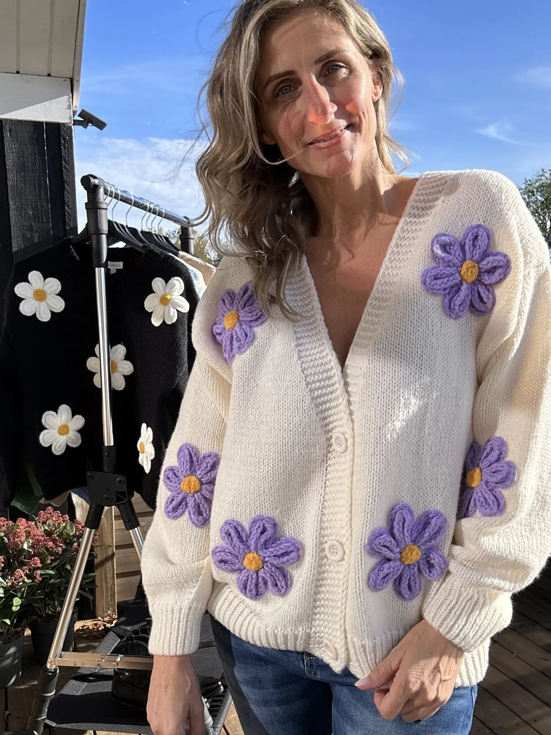 Strik<Gown Isa Margurit Cardigan 2398 Med Handlavet Blomster White/Purple